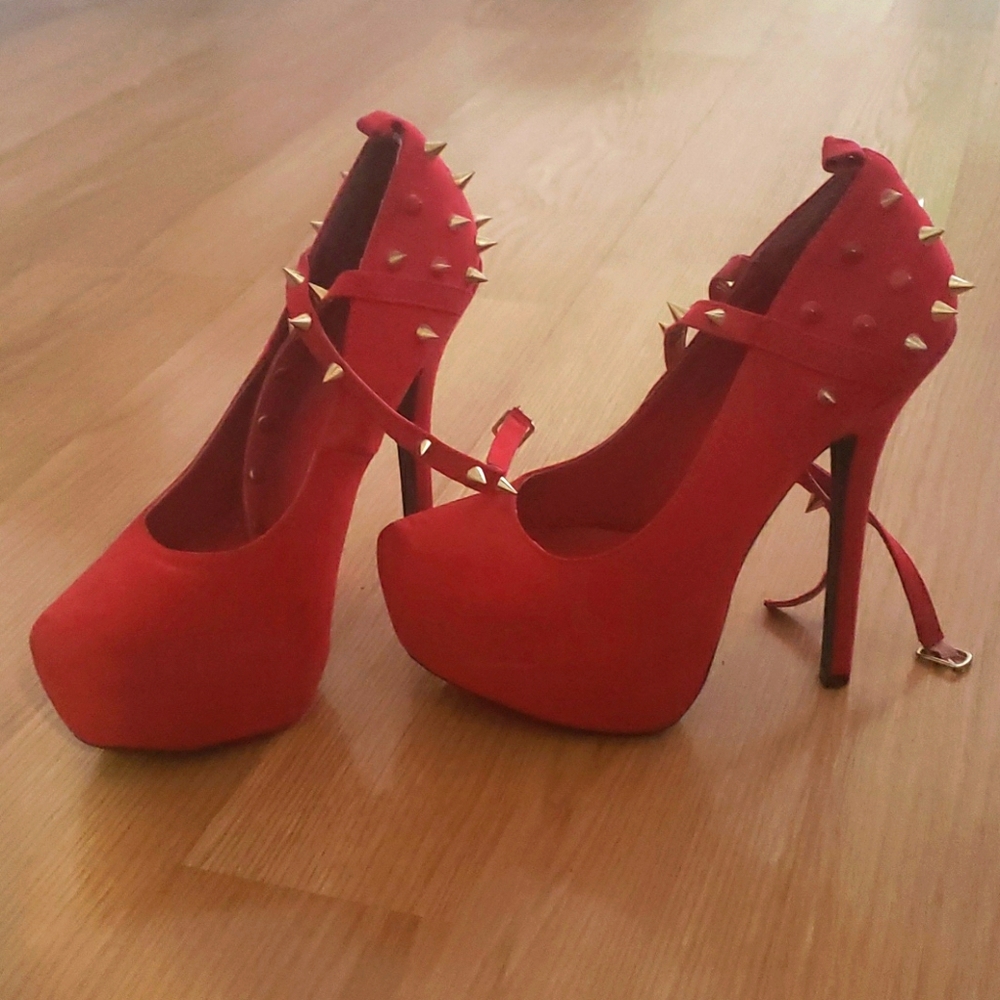 size 7 pump heals with (sharp) spiked sides